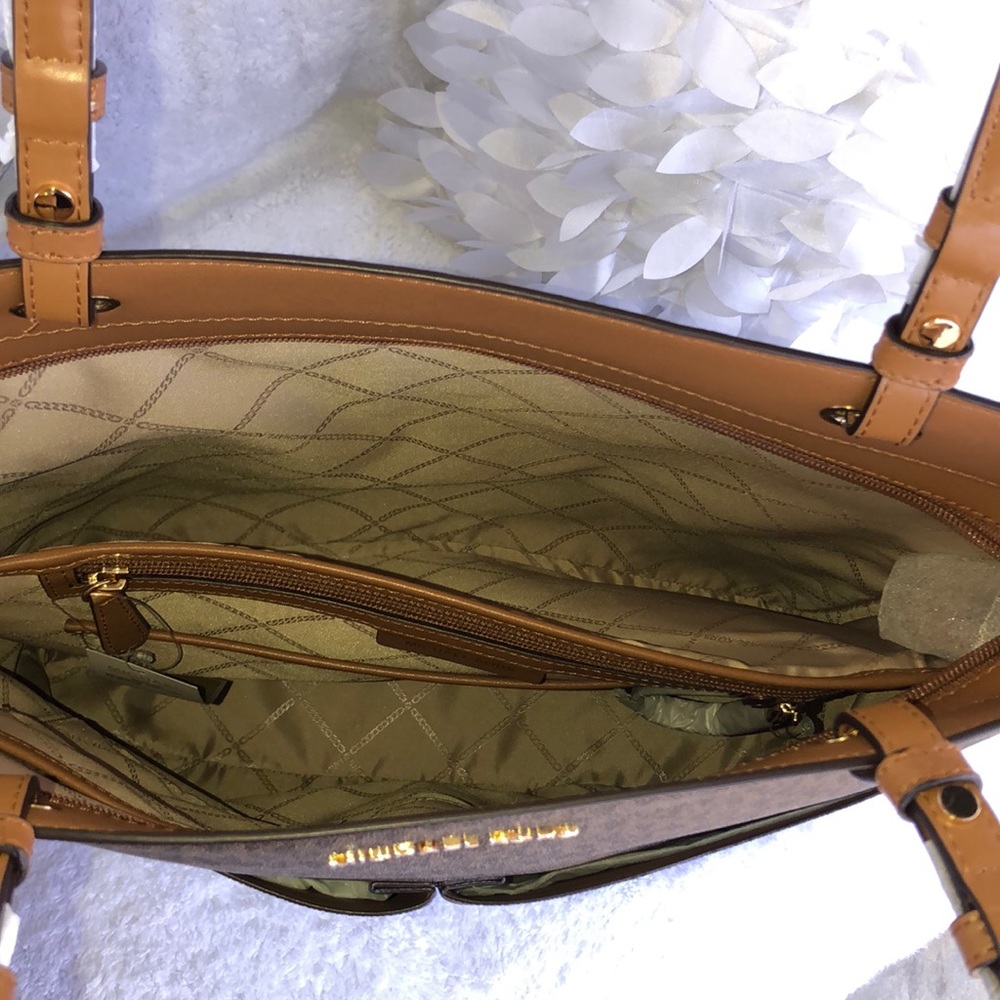 ⚠️SALE⚠️NWT Michael Kors purse. FINAL Price-Firm - Picture 10 of 16